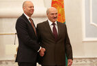 Президент Беларуси Александр Лукашенко принял верительные грамоты Чрезвычайного и Полномочного Посла Канады в Беларуси Стивена де Бора