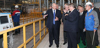 Александр Лукашенко во время посещения предприятия
