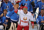 Александр Лукашенко с участниками стартового матча XVI Рождественского международного турнира любителей хоккея