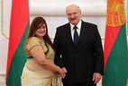 Президент Беларуси Александр Лукашенко и Чрезвычайный и Полномочный Посол Индии в Беларуси Сангита Бахадур