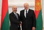 Президент Беларуси Александр Лукашенко и Чрезвычайный и Полномочный Посол Ирака в Беларуси Хейдар Мансур Хади Авис