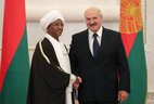 Президент Беларуси Александр Лукашенко и Чрезвычайный и Полномочный Посол Судана в Беларуси Нур аль-Даием Абд аль-Гадир Хамад аль-Ниел