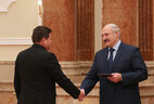 Аляксандр Лукашэнка ўручае дыплом дырэктару РНПЦ траўматалогіі і артапедыі Аляксандру Бялецкаму