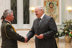 Президент Беларуси Александр Лукашенко вручает погоны генерал-майора Геннадию Лепешко