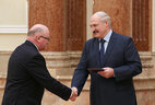 Аляксандр Лукашэнка ўручае дыплом галоўнаму вучонаму сакратару НАН Аляксандру Кільчэўскаму