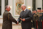 Президент Беларуси Александр Лукашенко вручает погоны генерал-майора Олегу Маткину
