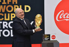 Александр Лукашенко с Кубком мира ФИФА