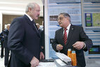 Александр Лукашенко знакомится с выставкой разработок белорусских ученых
