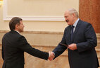 Аляксандр Лукашэнка ўручае дыплом кіраўніку РНПЦ трансплантацыі органаў і тканак Алегу Румо