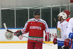 Аляксандр Лукашэнка з удзельнікамі матчу