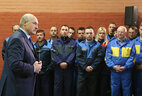 Александр Лукашенко во время встречи с коллективом