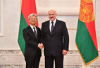 Президент Беларуси Александр Лукашенко и Чрезвычайный и Полномочный Посол Республики Корея в Беларуси Тхэ Чжун Ёль