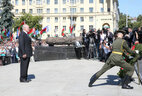 Президент Беларуси Александр Лукашенко в День Независимости возложил венок к 
монументу Победы в Минске