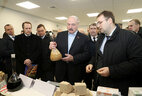 Александр Лукашенко во время посещения Слуцкого дрожжевого завода