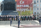 Во время церемонии возложения венков на площади Победы в Минске