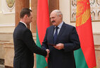 Александр Лукашенко вручает диплом врачу-хирургу 9-й городской клинической больницы г. Минска Олегу Калачику