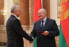 Аляксандр Лукашэнка ўручае атэстат прафесара рэктару Віцебскага дзяржаўнага медыцынскага ўніверсітэта Анатолю Шчаснаму