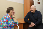 Александр Лукашенко во время посещения Копысской участковой больницы