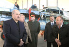 Аляксандр Лукашэнка ў час наведвання авіярамонтнага завода