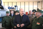 Аляксандр Лукашэнка ў час наведвання авіярамонтнага завода