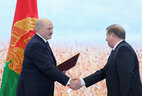 Аляксандр Лукашэнка ўручае ліст аб аб'яўленні Падзякі старшыні Брэсцкага аблвыканкама Анатолю Лісу