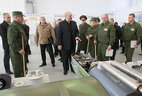 Александр Лукашенко во время посещения авиаремонтного завода