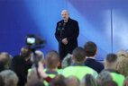 Аляксандр Лукашэнка ў час сустрэчы з калектывам Светлагорскага ЦКК