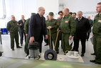 Александр Лукашенко во время посещения авиаремонтного завода
