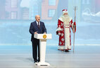 Александр Лукашенко на новогоднем празднике для детей