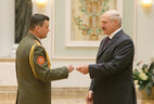 Александр Лукашенко вручает погоны генерал-майора Олегу Воинову