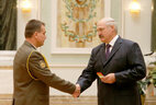 Александр Лукашенко вручает погоны генерал-майора Андрею Гурцевичу