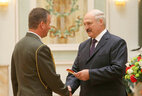 Александр Лукашенко вручает погоны генерал-майора Олегу Чернышеву