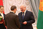 Александр Лукашенко вручает диплом доктора физико-математических наук заведующему кафедрой теории вероятностей и математической статистики БГУ Алексею Харину