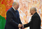 Аляксандр Лукашэнка ўручае ордэн Пашаны галоўнаму аграному вучэбна-доследнай гаспадаркі БДСГА Аляксандру Гарбачову
