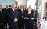 Александр Лукашенко во время посещения предприятия "Слуцкие пояса"