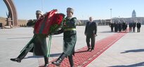 Александр Лукашенко возлагает венок к монументу павшим в Великую Отечественную войну