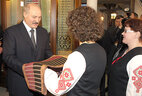 Александр Лукашенко во время посещения предприятия "Слуцкие пояса"