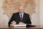 Аляксандр Лукашэнка ў час наведвання прадпрыемства "Слуцкія паясы"