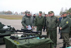 Аляксандр Лукашэнка азнаёміўся з сучаснымі ўзорамі ваеннай зброі