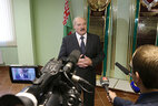 Аляксандр Лукашэнка адказвае на пытанні журналістаў