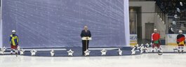Александр Лукашенко выступает на церемонии открытия XII Рождественского международного турнира любителей хоккея в спорткомплексе "Чижовка-Арена"