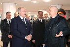 Аляксандр Лукашэнка ў час наведвання аэрапорта