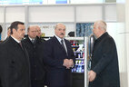 Александр Лукашенко во время посещения аэропорта