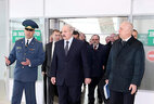 Аляксандр Лукашэнка ў час наведвання аэрапорта