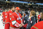 Александр Лукашенко с хоккеистами ОАЭ, занявшими третье место