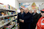 Александр Лукашенко во время посещения магазина Белкоопсоюза в агрогородке Добрынь Ельского района