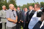 Аляксандр Лукашэнка ў час наведвання ААТ "Квасевічы" ў Івацэвіцкім раёне