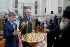 Аляксандр Лукашэнка ў час наведвання храма