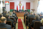 Александр Лукашенко во время совещания по выполнению поручения по социально-экономическому развитию юго-восточных районов Могилевской области