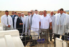Александр Лукашенко во время посещения реконструированной молочно-товарной фермы "Квасевичи" в Ивацевичском районе